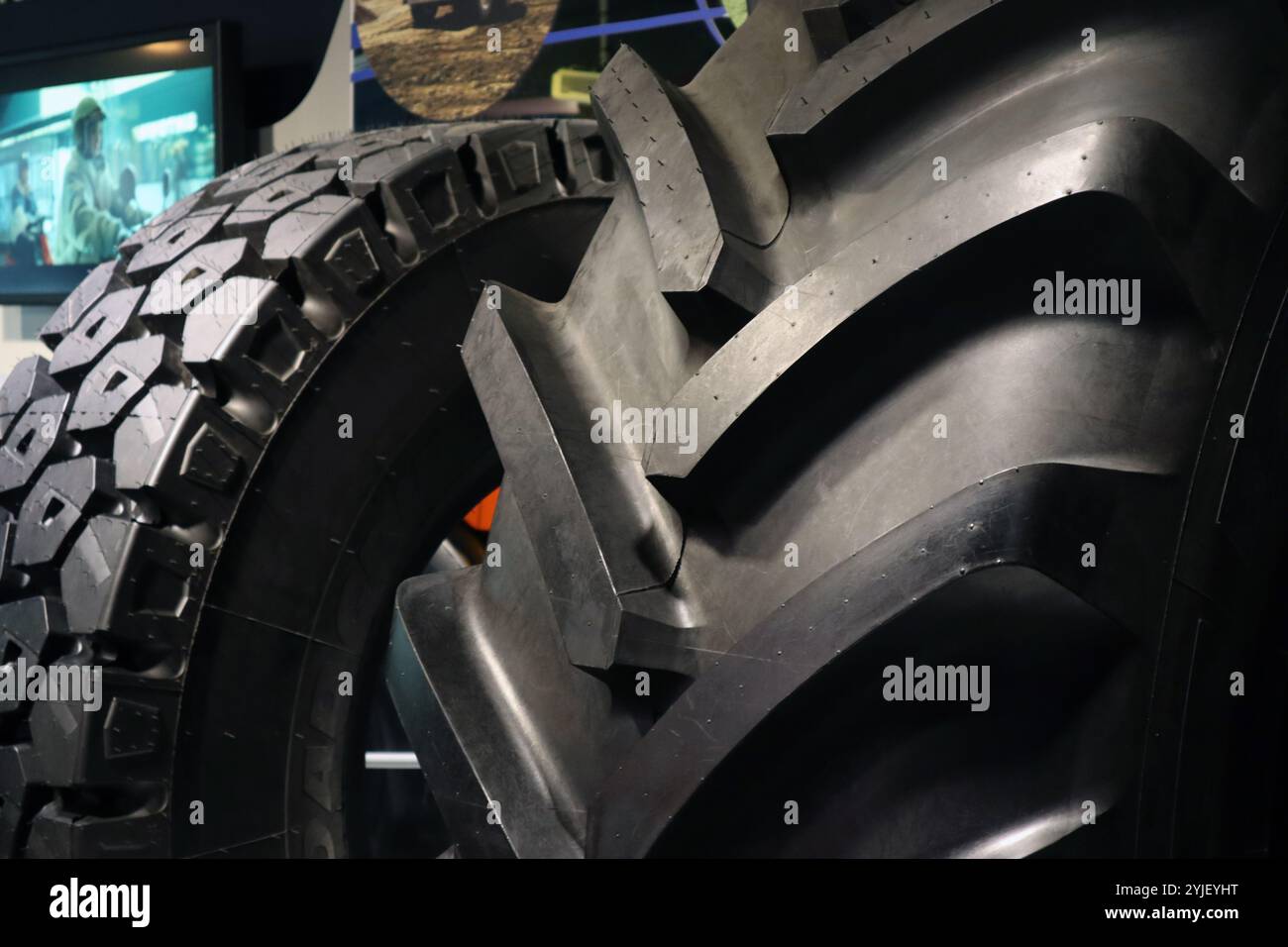 Nahaufnahme der Michelin-Reifen im Michelin Adventure Museum in Clermont Ferrand Stockfoto
