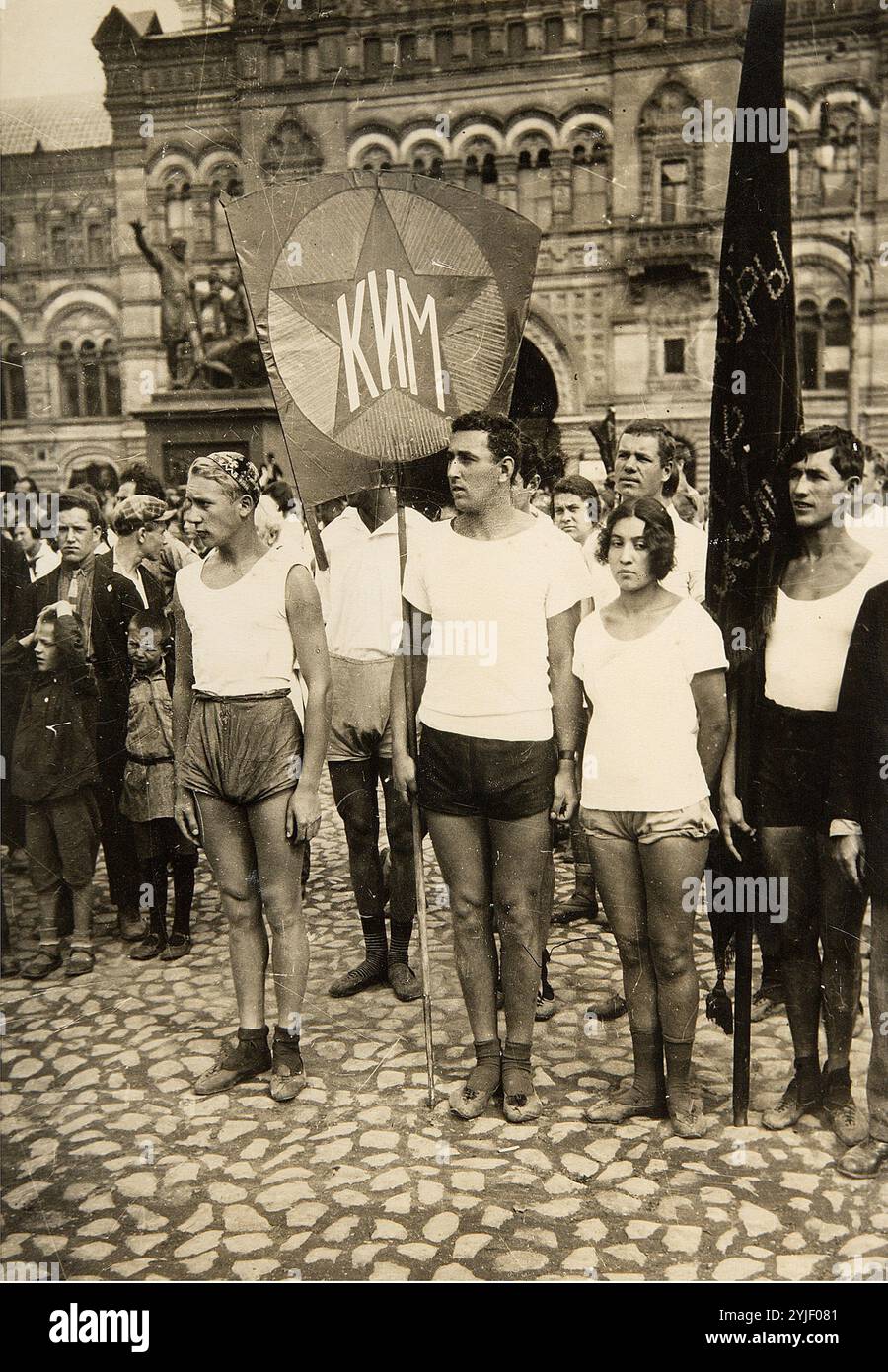 Parade der Jungen Kommunistischen Internationale. Moskau. Museum: Russisches Staatsfilm- und Fotoarchiv, Krasnogorsk. Autor: Pjotr Adolfowitsch Otsup. Copyright: Dieses Bildmaterial ist nicht gemeinfreie Inhalte. Es liegt in Ihrer Verantwortung, vor der Veröffentlichung alle erforderlichen Genehmigungen Dritter vom Urheberrechtler in Ihrem Land einzuholen. Stockfoto