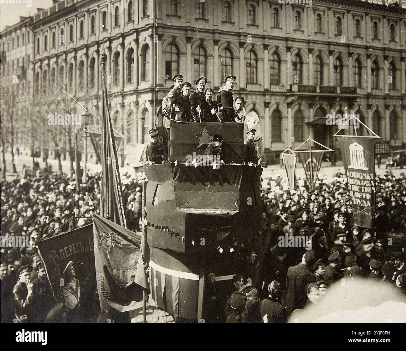 Seemannsvorführung in Petrograd. 1917. Museum: Russisches Staatsfilm- und Fotoarchiv, Krasnogorsk. Autor: Pjotr Adolfowitsch Otsup. Copyright: Dieses Bildmaterial ist nicht gemeinfreie Inhalte. Es liegt in Ihrer Verantwortung, vor der Veröffentlichung alle erforderlichen Genehmigungen Dritter vom Urheberrechtler in Ihrem Land einzuholen. Stockfoto