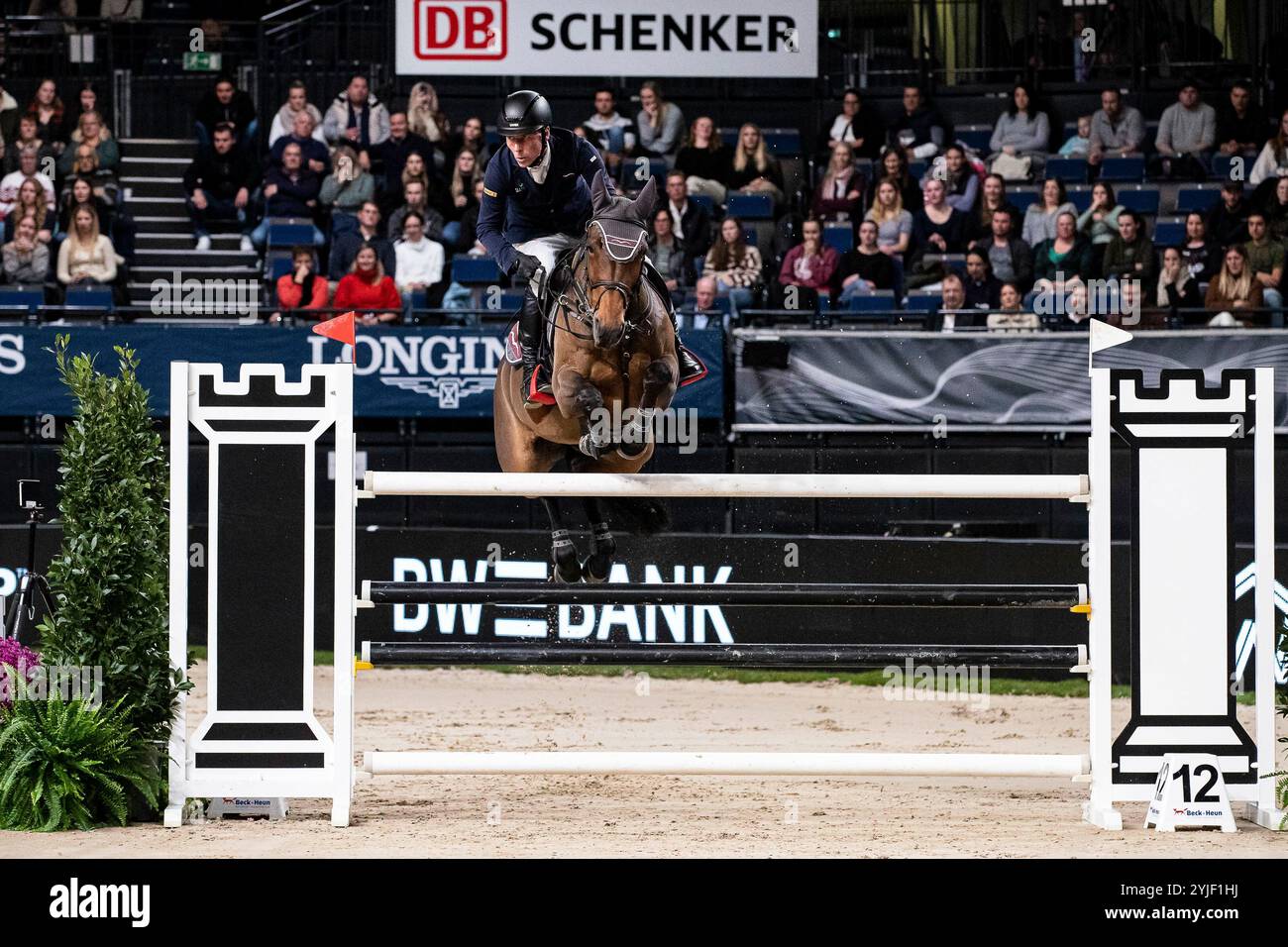 Stuttgart, Deutschland. November 2024. Sieger Hans Dieter Dreher auf ForPleasure du Moulin BW-Bank Hallenchampionat Nat. Springpruefung Kl. S mit Stechen Finalpruefung GER, Stuttgart German Masters 2024, 38. internationales Reitturnier, 14.11.2024 Foto: Eibner-Pressefoto/Roger Buerke Credit: dpa/Alamy Live News Stockfoto