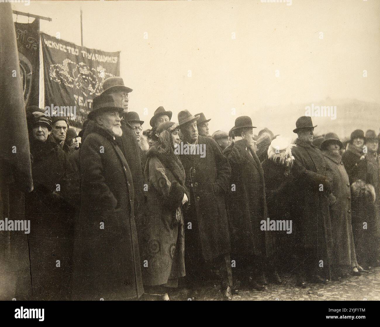 Wladimir Nemirowitsch-Dantschenko und Konstantin Stanislowski (erster und zweiter von links) auf einer Demonstration. Museum: Russisches Staatsfilm- und Fotoarchiv, Krasnogorsk. Autor: Pjotr Adolfowitsch Otsup. Copyright: Dieses Bildmaterial ist nicht gemeinfreie Inhalte. Es liegt in Ihrer Verantwortung, vor der Veröffentlichung alle erforderlichen Genehmigungen Dritter vom Urheberrechtler in Ihrem Land einzuholen. Stockfoto