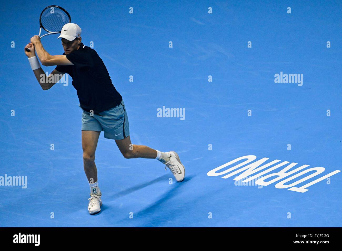 Turin, Italien - 14. November: Jannik Sinner of Italy im Kampf gegen Daniil Medwedev während des Nitto ATP Finals-Matches der Männer-Single am ersten Tag des Nitto ATP Finals in der Inalpi Arena in Turin, Italien. Quelle: Best Images/Alamy Live News Stockfoto