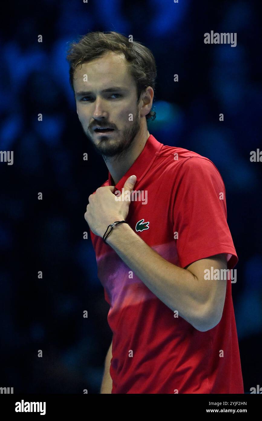 Turin, Italien - 14. November: Daniil Medwedev im Kampf gegen Jannik Sinner von Italien während des Nitto ATP Finalspiels der Männer Single am ersten Tag des Nitto ATP Finals in der Inalpi Arena in Turin, Italien. Quelle: Best Images/Alamy Live News Stockfoto