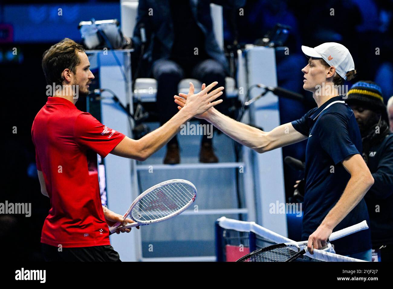 Turin, Italien - 14. November: Jannik Sinner of Italy feiert einen Sieg gegen Daniil Medwedev beim Nitto ATP Finalspiel der Männer-Single am ersten Tag des Nitto ATP Finals in der Inalpi Arena in Turin, Italien. Quelle: Best Images/Alamy Live News Stockfoto