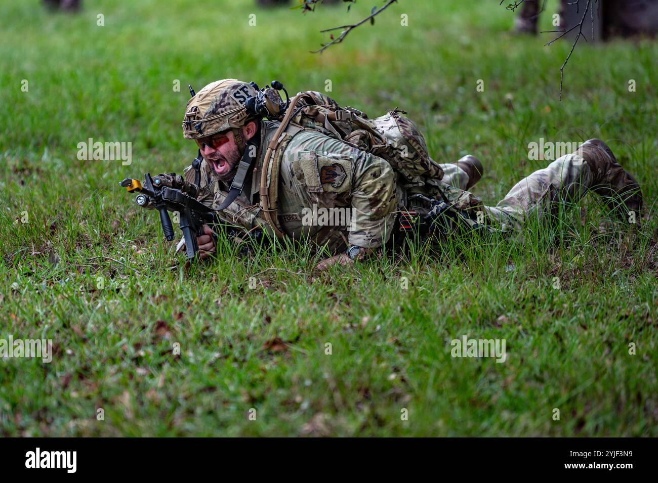 U.S. Air Force Tech. Sgt. Roderick Coffey, 375th Cyberspace Operations Squadron Cyber Warfare Operator, ruft seinen Teamkollegen während eines Shoot, Move and Communication Trainings auf der Moody Air Force Base, Georgia, am 6. September 2024 an. In der Schulung wurde die Bedeutung von Teamzusammenhalt und -Führung betont. (Foto der U.S. Air Force von Airman 1st Class Savannah Carpenter) Stockfoto