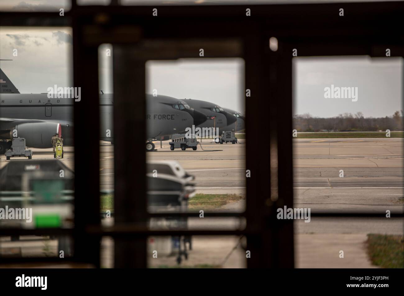 Autor David Friedman besucht Mitglieder der Ohio National Guard am 31. Oktober 2024 in der Rickenbacker Air National Guard Base, Ohio. Friedman tourte auf einem KC-135 Stratotanker, erfuhr mehr über die Ohio National Guard und teilte einige Einblicke aus seinem Buch Culture by Design. (Foto der U.S. Air National Guard von Ralph Branson) Stockfoto