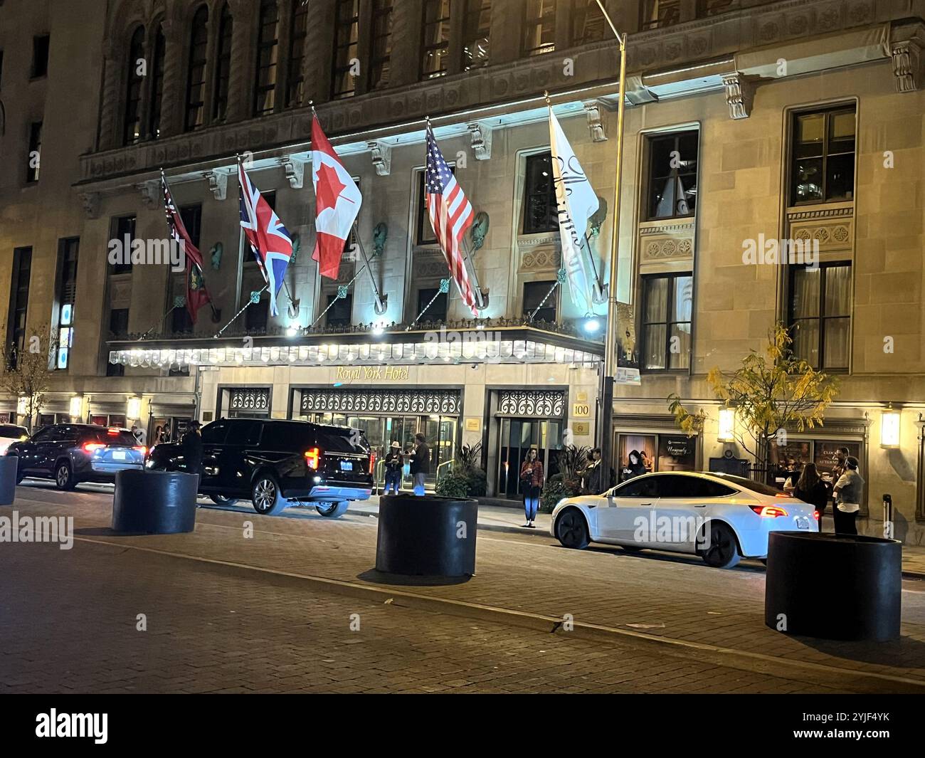 Toronto, Ontario, Kanada - 07. November 2024: Haupteingang des Fairmont Royal York Hotels an der Front Street in der Innenstadt von Toronto bei Nacht. Stockfoto