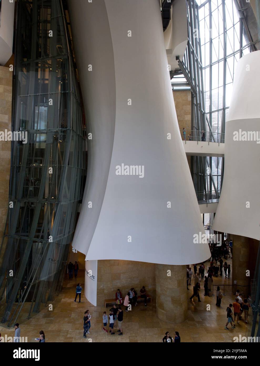 Inneres des Guggenheim Museums, 1992-1997, Bilbao, Vizcaya, Baskenland, Spanien. Museum: MUS. Autor: FRANK GEHRY. Stockfoto