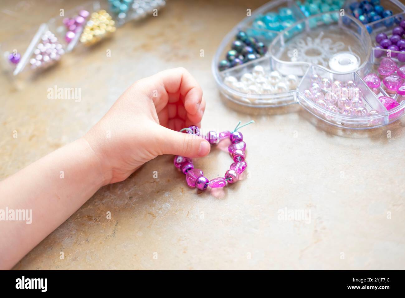 Überraschter älterer Mann, charmanter Senior mit hochgezogenen Augenbrauen, Momente echter Emotionen, Weisheit trifft auf Wunder, goldene Jahre, jugendlicher Geist Stockfoto
