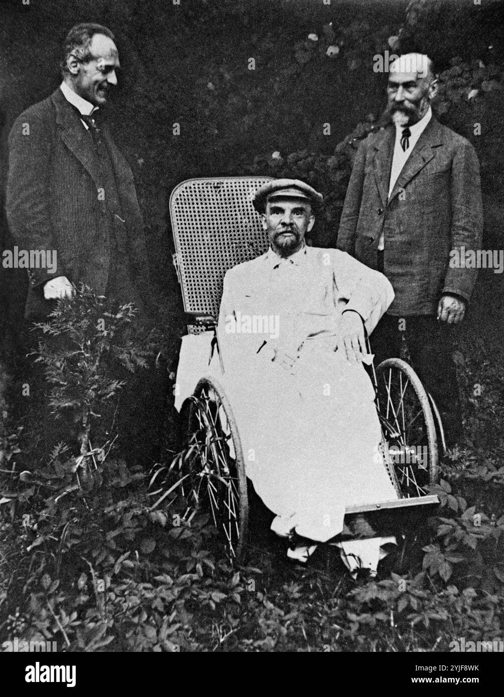 Lenin (Mitte) auf dem Gorki-Anwesen bei Moskau. Eines seiner letzten Fotos. Museum: Staatliches Museum der Revolution, Moskau. Autor: ANONYM. Copyright: Dieses Bildmaterial ist nicht gemeinfreie Inhalte. Es liegt in Ihrer Verantwortung, vor der Veröffentlichung alle erforderlichen Genehmigungen Dritter vom Urheberrechtler in Ihrem Land einzuholen. Stockfoto
