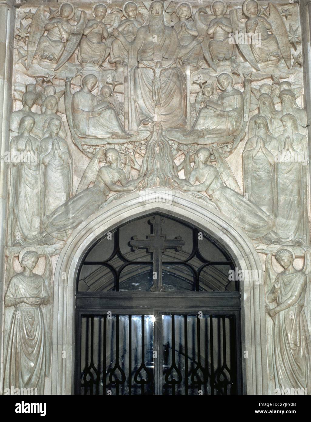 PUERTA DEL PARAISO - 1960-1963 - PUERTA DE ACCESO A LA CRIPTA. Autor: MONJO ENRIC. Lage: CATEDRAL NUEVA. VITORIA. ALAVA. SPANIEN. CRISTO CRUCIFICADO. DIOS PADRE. PADRE ETERNO. Stockfoto