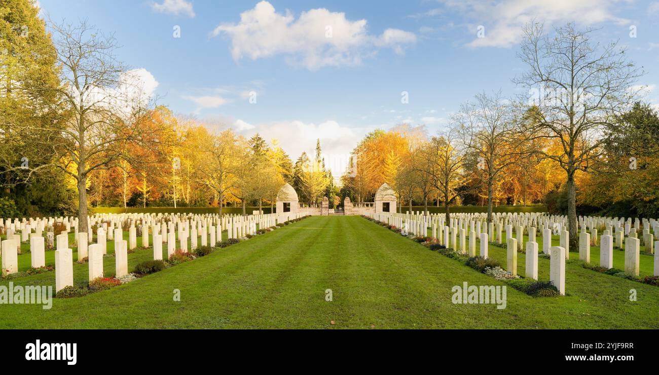 Weiße Grabsteine des britischen Ehrenfriedhofs am Südfriedhof Köln in Herbstfarben mit den beiden Kuppelbauten am Eingang Stockfoto