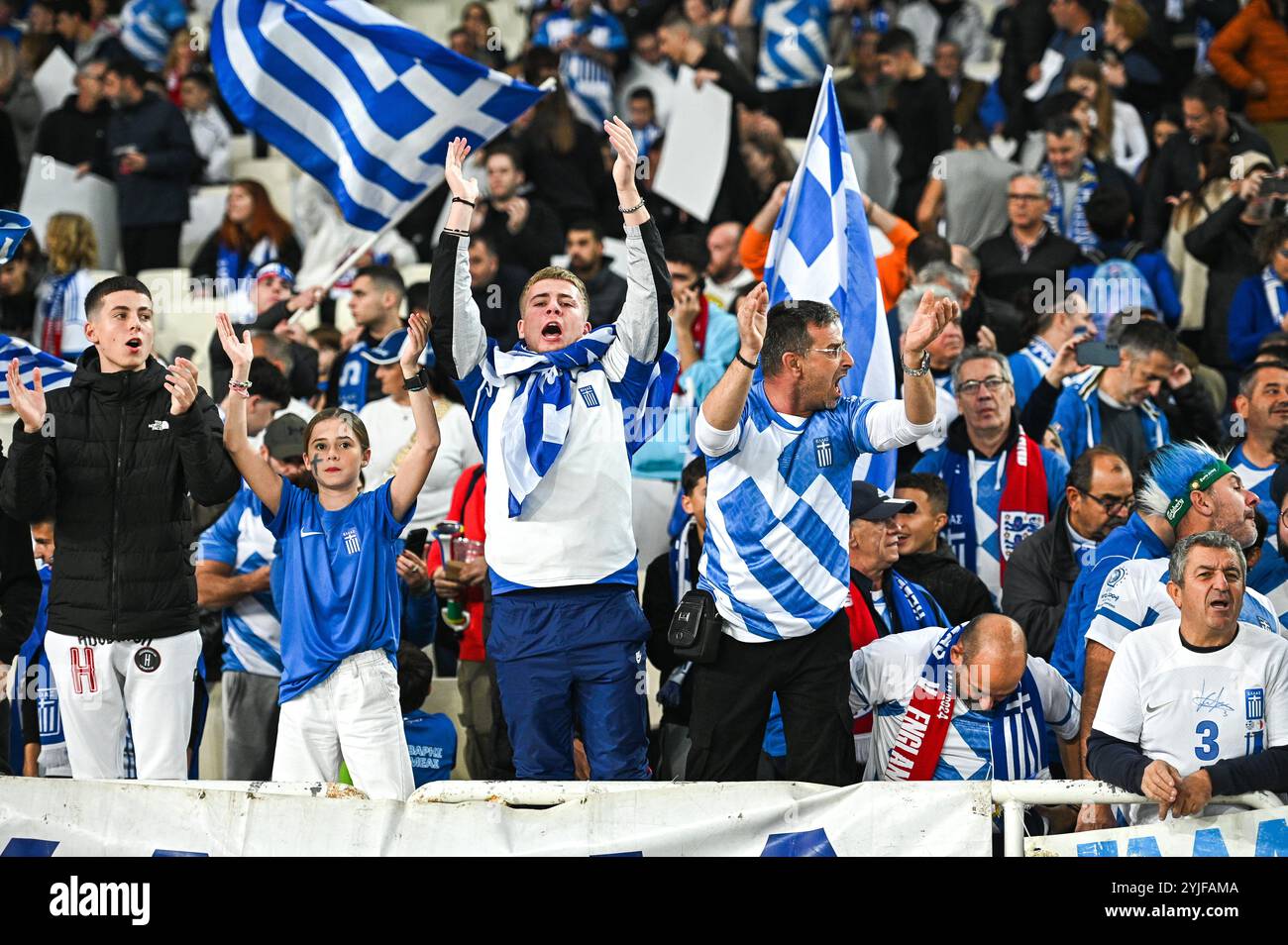 Athen, Athen, Griechenland. November 2024. Griechische Fans haben Spaß beim Spiel der UEFA Nations League 2024/25 Liga B, Gruppe B2 zwischen Griechenland und England am 14. November 2024 im OAKA-Stadion in Athen. (Kreditbild: © Stefanos Kyriazis/ZUMA Press Wire) NUR REDAKTIONELLE VERWENDUNG! Nicht für kommerzielle ZWECKE!/Alamy Live News Stockfoto