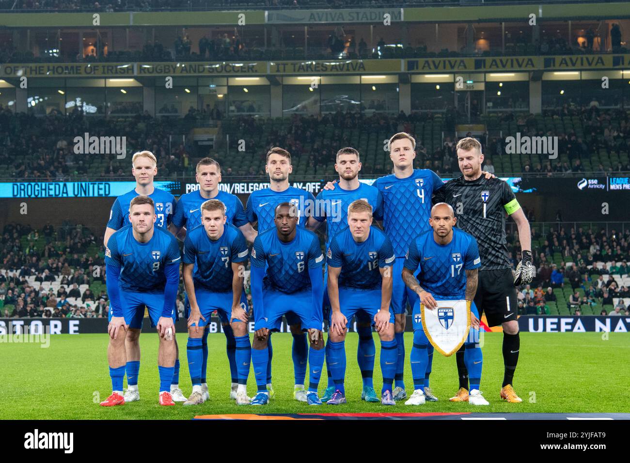 Dublin, Republik Irland. November 2024. Die finnische Fußballnationalmannschaft posiert für ein Foto während des Spiels der UEFA Nations League, Liga B, Gruppe B2 zwischen der Republik Irland und Finnland am 14. November 2024 im Aviva Stadium in Dublin (Republik Irland) (Foto: Andrew Surma/ Credit: SIPA USA/Alamy Live News) Stockfoto