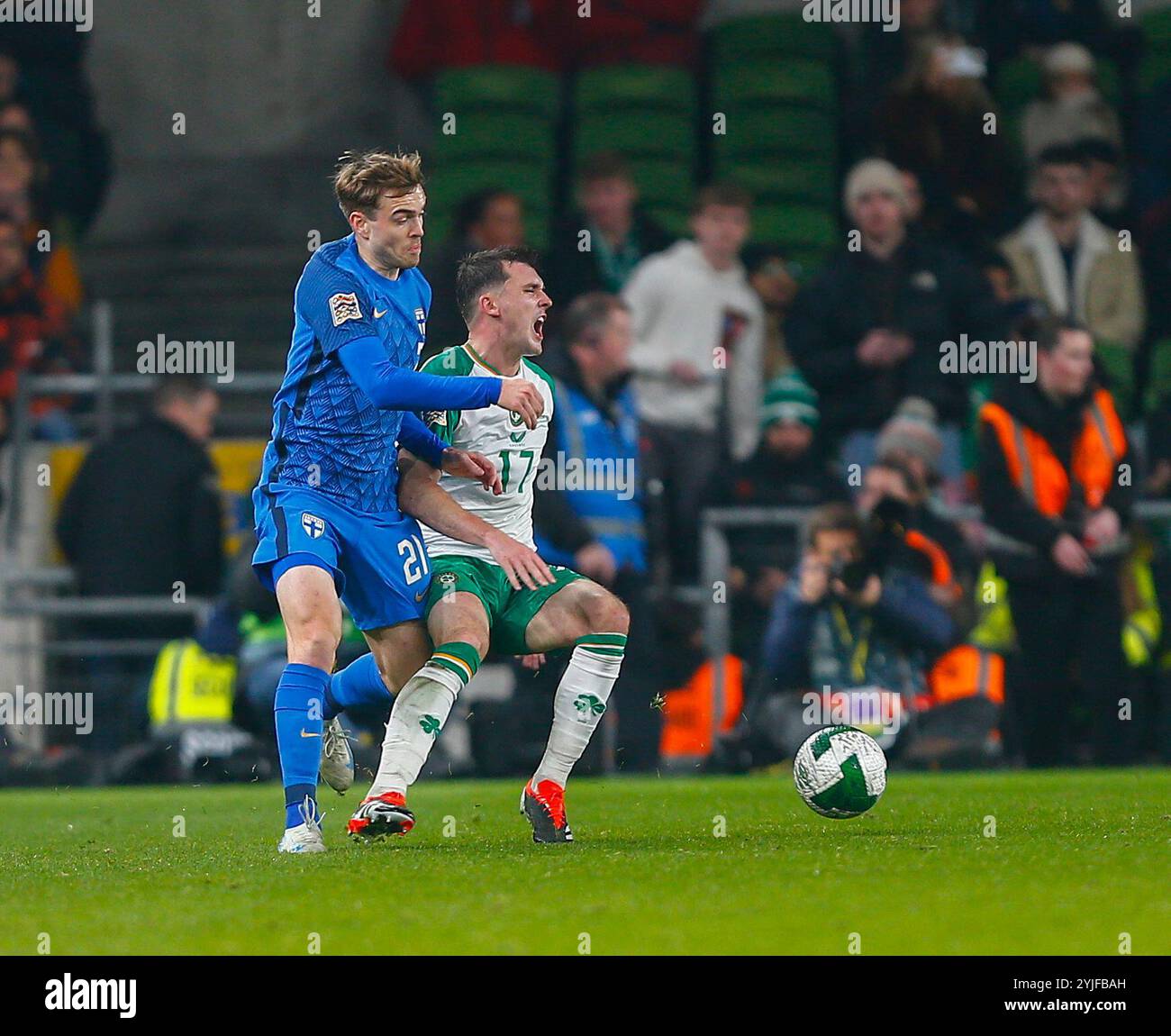 Aviva Stadium, Dublin, Irland. November 2024. Nations League, League B, Gruppe 2 International Football, Republik Irland gegen Finnland; Jason Knight of Ireland sucht nach einem Strafstoß für ein Foul von Daniel Hakans aus Finnland Credit: Action Plus Sports/Alamy Live News Stockfoto