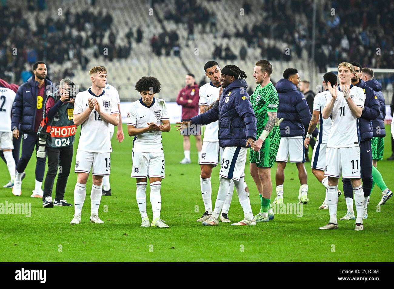 Athen, Griechenland. November 2024. Spieler aus England feiern den Sieg beim Spiel der UEFA Nations League 2024/25 League B, Gruppe B2 zwischen Griechenland und England am 14. November 2024 im OAKA Stadium in Athen. Quelle: Unabhängige Fotoagentur/Alamy Live News Stockfoto