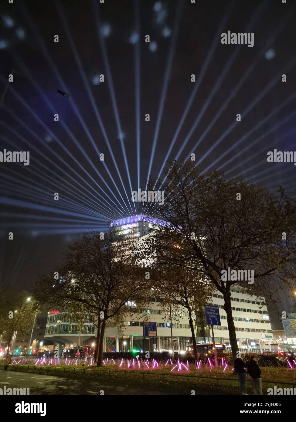 Light Beams in the Sky, GLOW Festival in Eindhoven, Niederlande, November 2024 - Smartphone-aufgenommenes Stockfoto