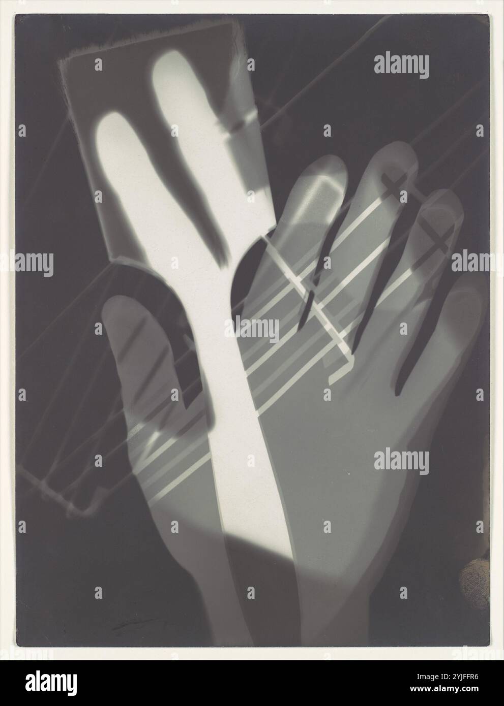 Fotogramm. Künstler: László Moholy-Nagy (Amerikaner (* Ungarn), Borsod 1895-1946 Chicago, Illinois). Abmessungen: 23,9 x 17,9 cm (9 7/16 x 7 1/16 Zoll). Datum: 1926. Moholy-Nagy spielte am Bauhaus in Weimar und Dessau eine Schlüsselrolle als Maler, Grafiker, Lehrer und leidenschaftlicher Verfechter der Avantgardefotografie. Er machte dieses Bild ohne Kamera, indem er gewöhnliche Objekte, einschließlich seiner Hand und eines Pinsels, auf ein Blatt photosensibilisiertes Papier legte und es dem Licht aussetzte. Während dieser einfache Prozess von den Gründern der Fotografie im 19. Jahrhundert praktiziert wurde und später populär wurde Stockfoto Fotogramm. Künstler: László Moholy-Nagy (Amerikaner (* Ungarn), Borsod 1895-1946 Chicago, Illinois). Abmessungen: 23,9 x 17,9 cm (9 7/16 x 7 1/16 Zoll). Datum: 1926. Moholy-Nagy spielte am Bauhaus in Weimar und Dessau eine Schlüsselrolle als Maler, Grafiker, Lehrer und leidenschaftlicher Verfechter der Avantgardefotografie. Er machte dieses Bild ohne Kamera, indem er gewöhnliche Objekte, einschließlich seiner Hand und eines Pinsels, auf ein Blatt photosensibilisiertes Papier legte und es dem Licht aussetzte. Während dieser einfache Prozess von den Gründern der Fotografie im 19. Jahrhundert praktiziert wurde und später populär wurde Stockfoto