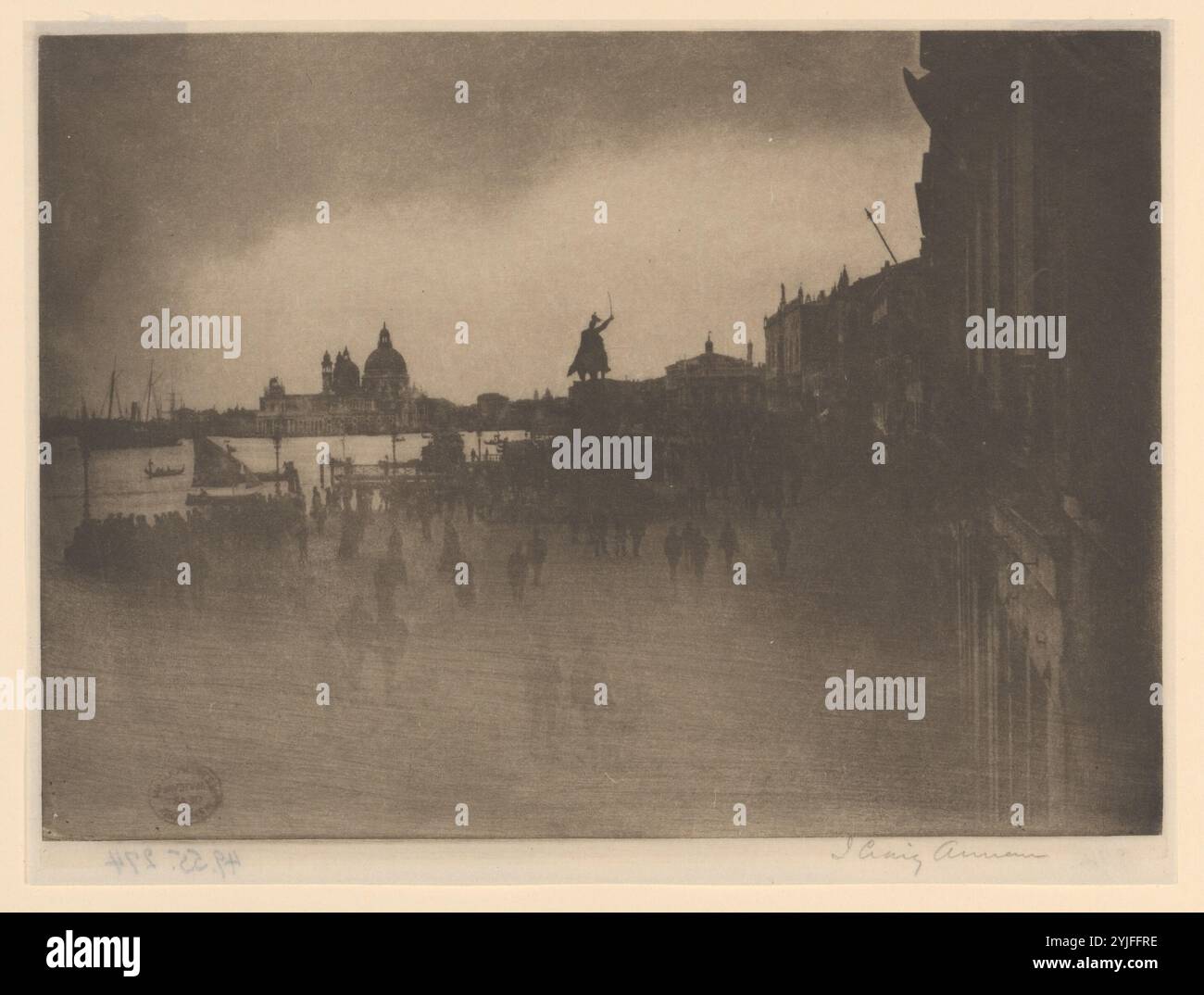 Das Riva Schiavoni, Venedig. Künstler: James Craig Annan (British, Hamilton, South Lanarkshire, Schottland 1864–1946). Abmessungen: 14,3 x 19,9 cm (5 5/8 x 7 13/16 Zoll). Datum: 1894. Als Sohn des frühen Dokumentarfotografen Thomas Annan (der 1878 Fotografien von The Old Closure and Streets of Glasgow veröffentlichte) machte J. Craig Annan eine Lehre in der Fotodruckerei seines Vaters. Das Unternehmen spezialisierte sich auf das Kohlenstoffverfahren, und nachdem James 1883 die Fotografie direkt von seinem österreichischen Erfinder erlernte, wurde das Unternehmen auch Experte für dieses Verfahren. Als sein Vater 1887 starb, wurde Annan t Stockfoto