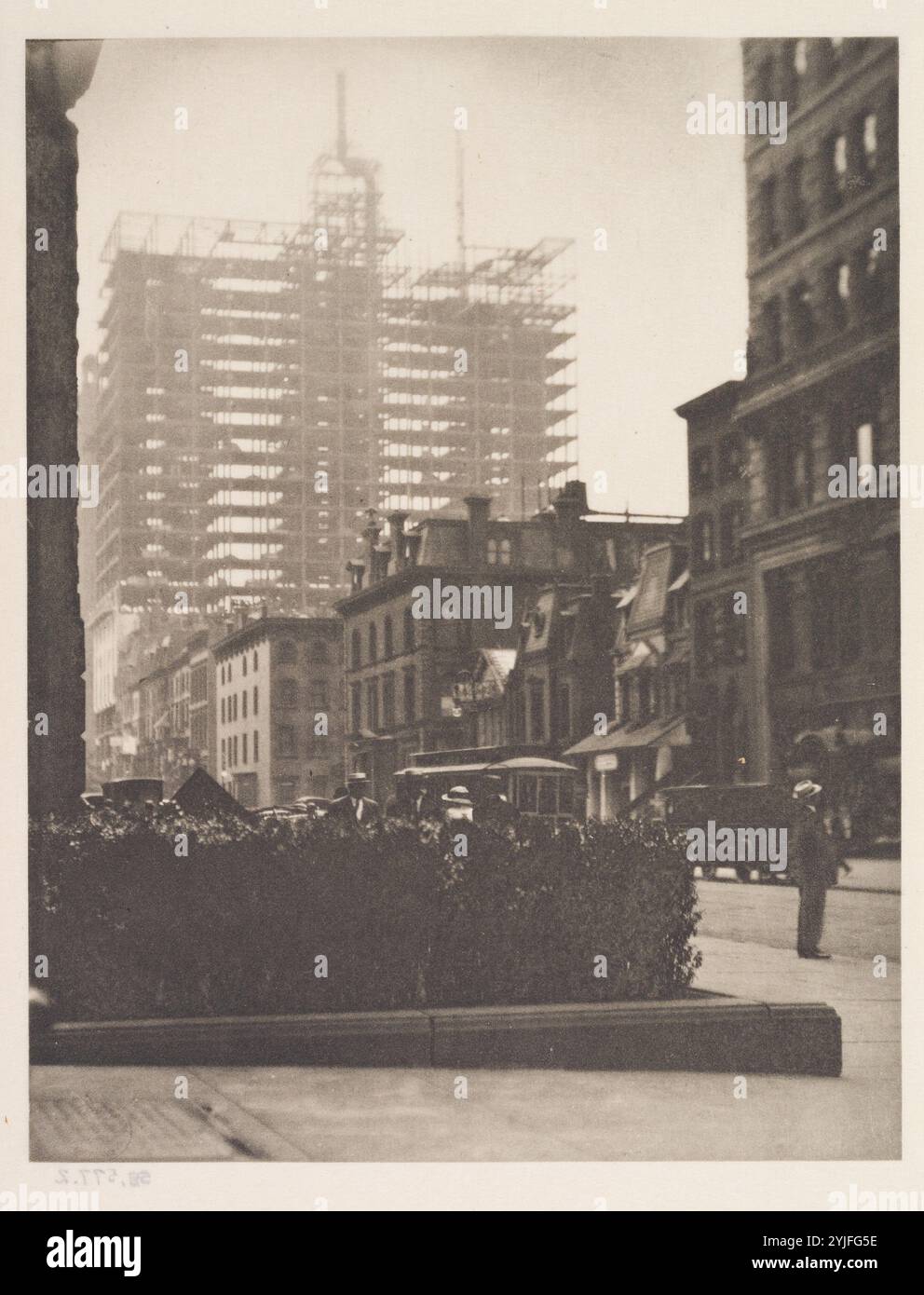 Alt und New York. Künstler: Alfred Stieglitz (Amerikaner, Hoboken, New Jersey 1864-1946 New York). Abmessungen: 20,2 x 15,8 cm (7 15/16 x 6 1/4 Zoll). Datum: 1910, gedruckt 1911. Museum: Metropolitan Museum of Art, New York, USA. Stockfoto