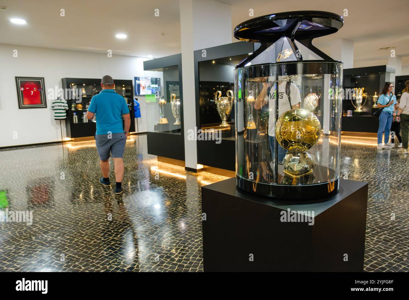 Fans von Cristiano Ronaldo im CR7 Museum, Ballon D'Or Ausstellung, Funchal, Madeira Insel, Portugal Stockfoto