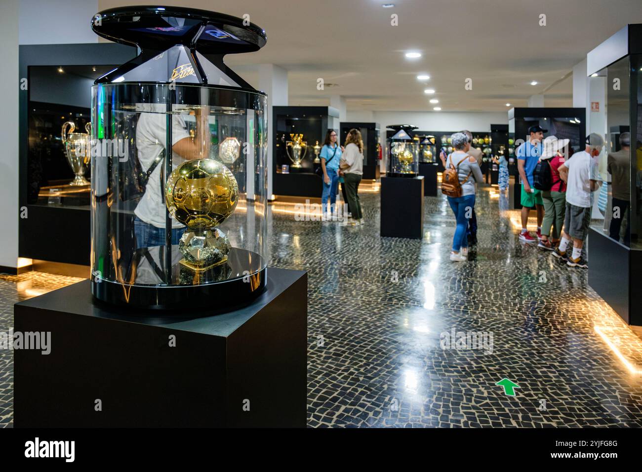 Fans von Cristiano Ronaldo im CR7 Museum, Ballon D'Or Ausstellung, Funchal, Madeira Insel, Portugal Stockfoto
