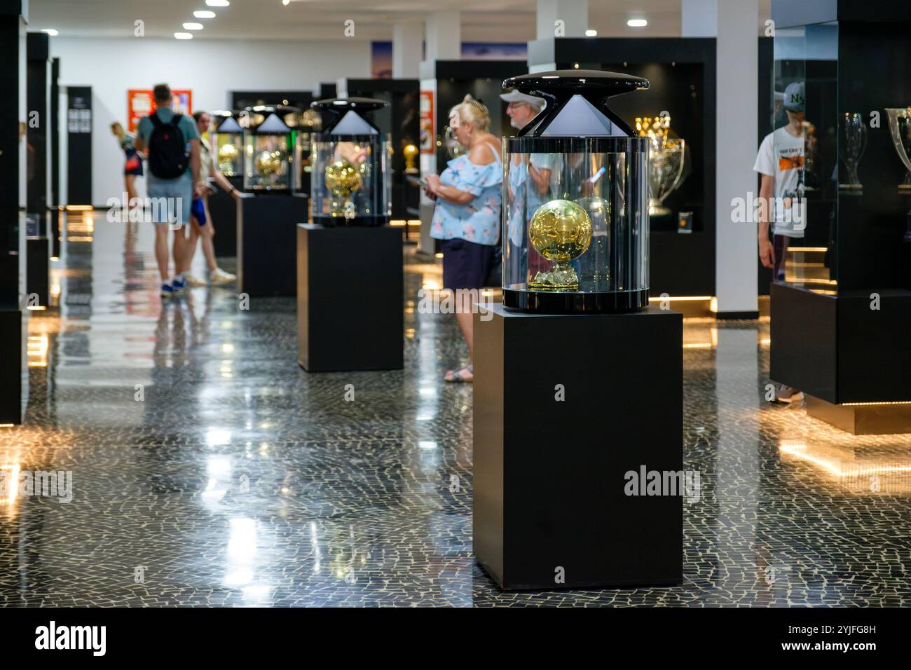 Fans von Cristiano Ronaldo im CR7 Museum, Ballon D'Or Ausstellung, Funchal, Madeira Insel, Portugal Stockfoto