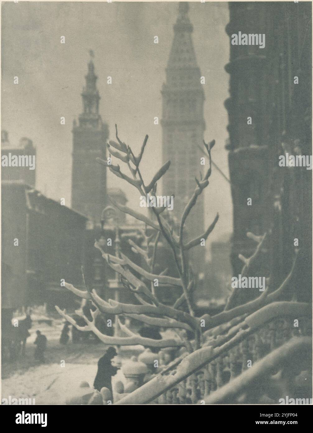 Two Towers - New York. Künstler: Alfred Stieglitz (Amerikaner, Hoboken, New Jersey 1864-1946 New York). Abmessungen: 32,7 x 25,3 cm (12 7/8 x 9 15/16 Zoll). Datum: 1911, gedruckt in oder vor 1913. Museum: Metropolitan Museum of Art, New York, USA. Stockfoto Two Towers - New York. Künstler: Alfred Stieglitz (Amerikaner, Hoboken, New Jersey 1864-1946 New York). Abmessungen: 32,7 x 25,3 cm (12 7/8 x 9 15/16 Zoll). Datum: 1911, gedruckt in oder vor 1913. Museum: Metropolitan Museum of Art, New York, USA. Stockfoto
