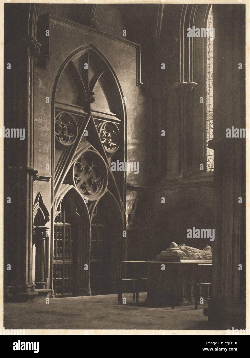 "In sicherer und sicherer Hoffnung." York Minster. Künstler: Frederick H. Evans (Britisch, London 1853-1943). Abmessungen: Bild: 20 x 14,8 cm (7 7/8 x 5 13/16 Zoll) Halterung: 26,4 x 18,5 cm (10 3/8 x 7 5/16 Zoll), unregelmäßig geschnitten. Datum: 1902. Museum: Metropolitan Museum of Art, New York, USA. Stockfoto