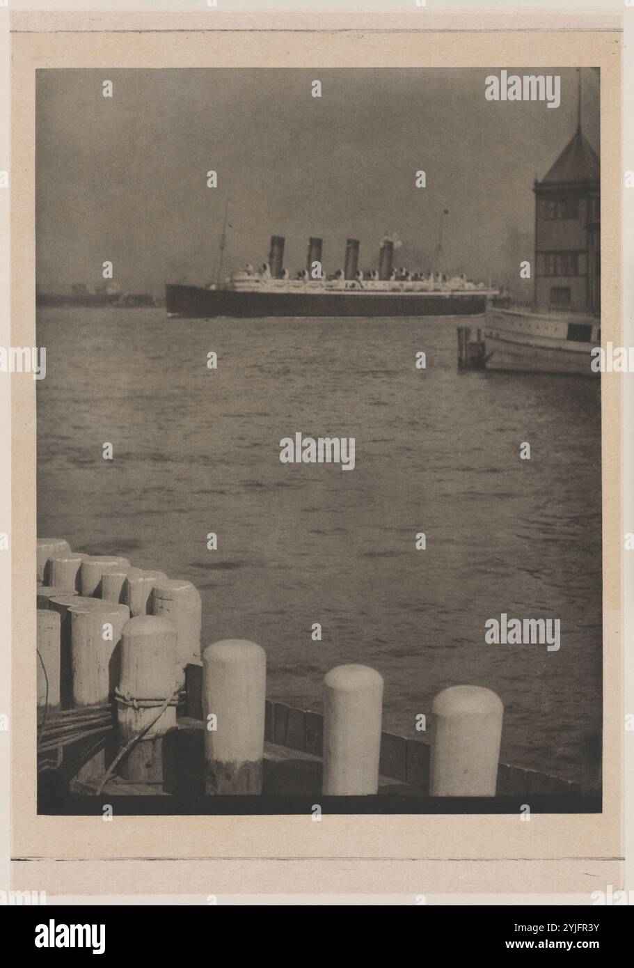 Nach Draußen, Die Mauretanien. Künstler: Alfred Stieglitz (Amerikaner, Hoboken, New Jersey 1864-1946 New York). Abmessungen: 33,3 x 25,8 cm (13 1/8 x 10 3/16 Zoll). Datum: 1910, gedruckt vor 1913. Als Inhaber der Kleinen Galerien der Photo-Secession und Herausgeber der Fotozeitschrift Camera Work war Stieglitz die wichtigste Kraft bei der Anerkennung der Fotografie als Kunst in Amerika im späten 19. Und frühen 20. Jahrhundert. Stieglitz veröffentlichte dieses Bild eines Dampfschiffes vor der New Yorker Küste in der Oktober 1911-Ausgabe von Camera Work, die sechzehn Fotografien enthielt Stockfoto Nach Draußen, Die Mauretanien. Künstler: Alfred Stieglitz (Amerikaner, Hoboken, New Jersey 1864-1946 New York). Abmessungen: 33,3 x 25,8 cm (13 1/8 x 10 3/16 Zoll). Datum: 1910, gedruckt vor 1913. Als Inhaber der Kleinen Galerien der Photo-Secession und Herausgeber der Fotozeitschrift Camera Work war Stieglitz die wichtigste Kraft bei der Anerkennung der Fotografie als Kunst in Amerika im späten 19. Und frühen 20. Jahrhundert. Stieglitz veröffentlichte dieses Bild eines Dampfschiffes vor der New Yorker Küste in der Oktober 1911-Ausgabe von Camera Work, die sechzehn Fotografien enthielt Stockfoto