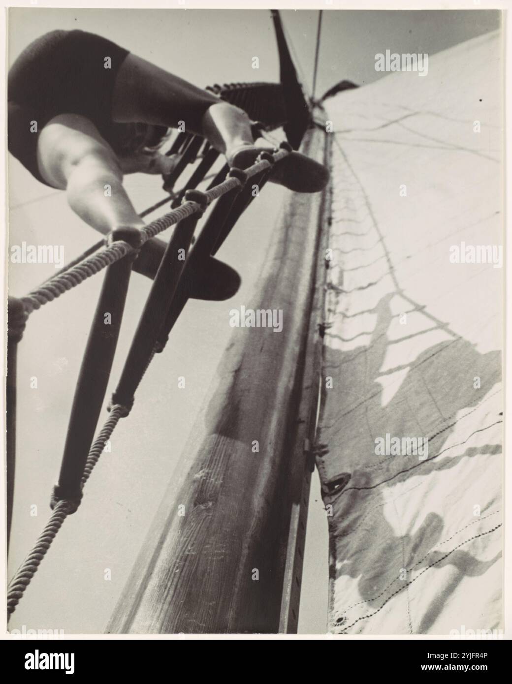 [Mast klettern]. Künstler: László Moholy-Nagy (Amerikaner (* Ungarn), Borsod 1895-1946 Chicago, Illinois). Abmessungen: Bild: 35,4 x 28 cm (13 15/16 x 11 Zoll). Datum: 1928. Dieser aufregende und unerwartete Blick auf die Takelage eines Segelboots auf der Spree bei Berlin ist ein Paradebeispiel für Moholys „neue Vision“. Bewaffnet mit einer kleinen Handkamera und einem freilaufenden Geist machte Moholy Ansichten aus der Vogelperspektive und aus der Wurmperspektive, die die bildhaften Konventionen der Perspektive veränderten und eine neue Art des Erlebens und der Darstellung der Welt aufstellten. Seine desorientierenden, aufgewühlten Ansichten V Stockfoto