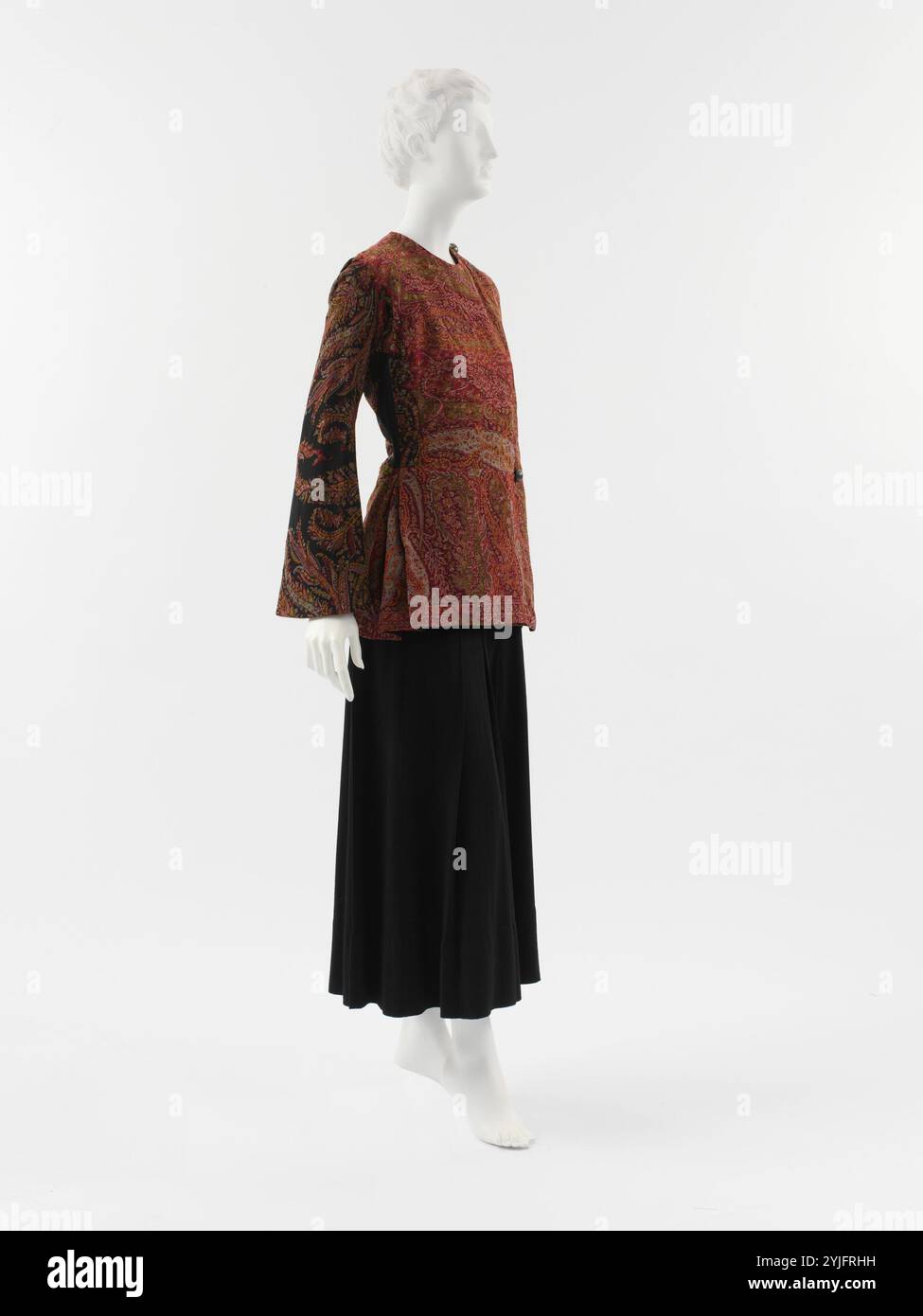 Jacke. Kultur: Französisch. Designer: Paul Poiret (Französisch, Paris 1879-1944 Paris). Datum: 1912. Poirets Jacke verbindet sein Interesse am Neoklassizismus und Orientalismus, indem er auf die Mode aus dem frühen nineteenth­-Jahrhundert anspielt, die schieren Kleider im griechischen Stil mit Paisley-Tüchern zu bedecken, die aus dem Osten importiert wurden. Außerdem formte er die Jacke mit einem abbrechenden Schößchen im Stil osmanischer Tuniken. Die breiten Ärmelbündchen in einer subtilen Anspielung verweisen auch auf exotisches Kleid. Im Gegensatz zu vielen seiner Designs aus dem Jahr 1912, die eine hohe Silhouette haben, hat diese Jacke eine Taille, die o ist Stockfoto