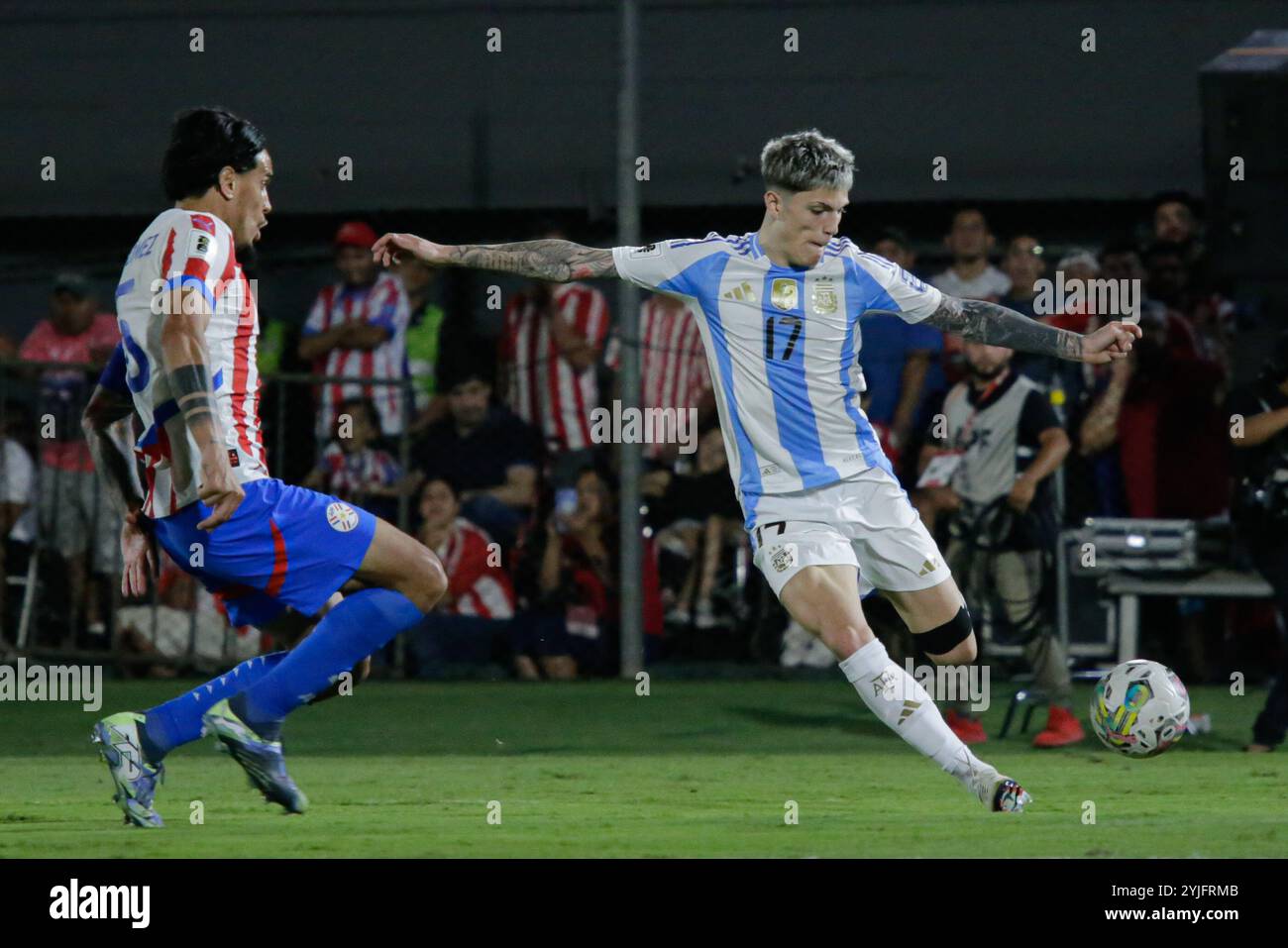 Buenos Aires, Argentinien - 14. November 2024: Die argentinische Fußballnationalmannschaft steht in einem wichtigen Qualifikationsspiel für die Weltmeisterschaft im Estadio Monumental gegen Paraguay. Unter der Leitung von Coach Lionel Scaloni sind neben anderen Schlüsselfiguren auch Stars wie Lionel Messi und das junge Talent Alejandro Garnacho vertreten. Argentinien will seine starke Leistung in den Qualifikationsspielen mit einer starken Aufstellung, die von leidenschaftlichen Heimfans unterstützt wird, ausbauen. (Foto von Sebastian Guelli / UNAR Photo)/Alamy Live News Stockfoto