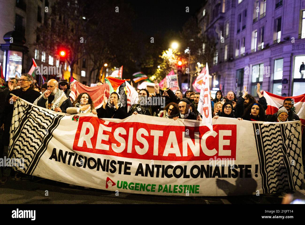 Demonstranten halten während der pro-palästinensischen Demonstration gegen die Organisation der pro-israelischen Gala "Israel ist für immer" in Paris ein Banner mit der Aufschrift "Widerstand". Tausende von Menschen demonstrierten in Paris gegen die Gala, die von der extremen Rechten zur Unterstützung Israels organisiert wurde: „Israel ist für immer“. Die Kundgebung wurde von linken Parteien und Gewerkschaften, linksgerichteten jüdischen Bewegungen und pro-palästinensischen Gruppen organisiert. Bezalel Smotrich, der israelische Finanzminister, bekannt für seine extremen Positionen im Gazastreifen, der an der Veranstaltung teilnehmen sollte, hat am Ende abgesagt Stockfoto