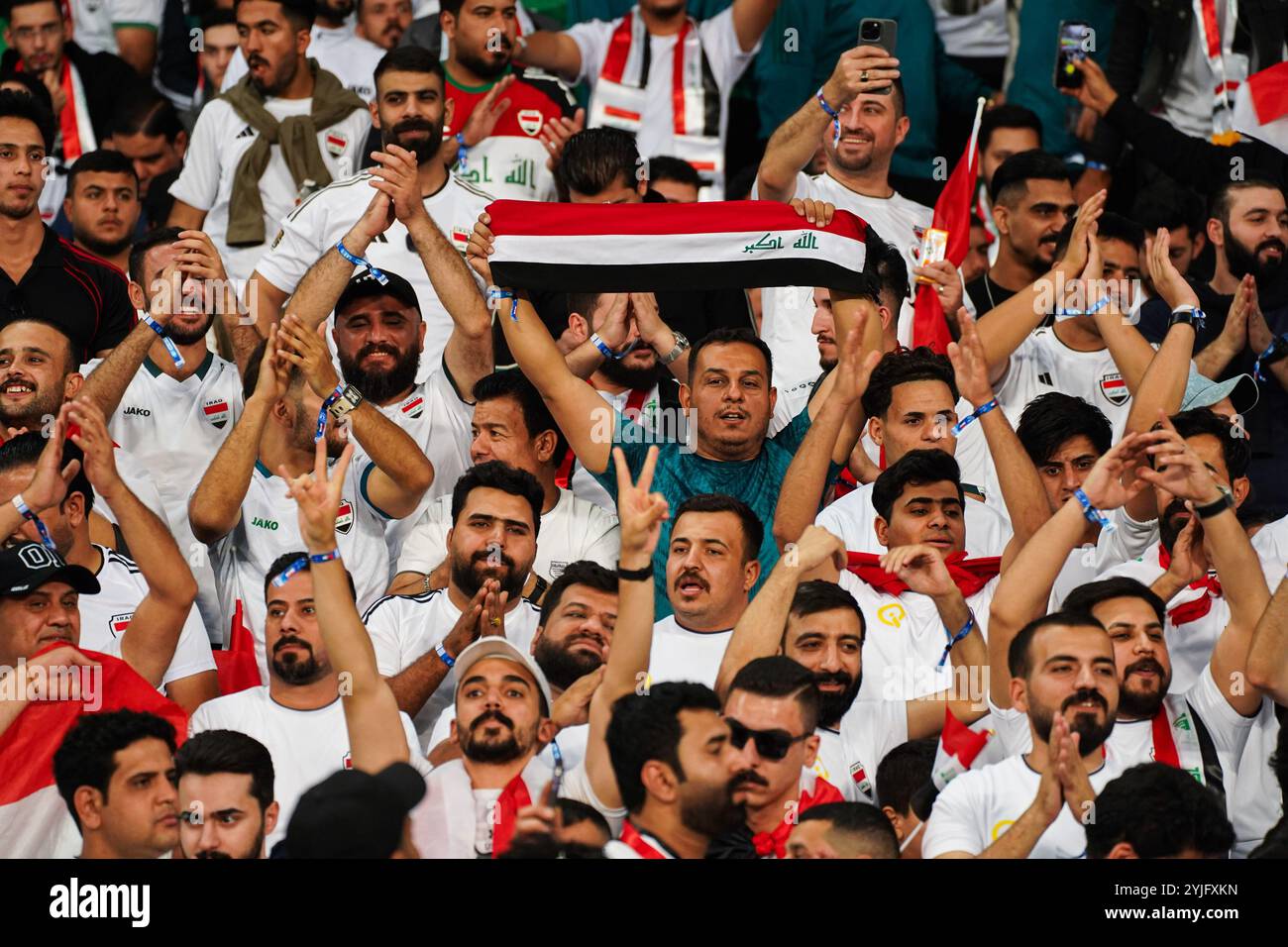 Basra, Irak. November 2024. Die irakischen Fans jubeln beim Fußball-Qualifikationsspiel der FIFA Fussball-Weltmeisterschaft 2026 zwischen Irak und Jordanien im Basra International Stadium. Endergebnis Irak 0-0 Jordanien. Quelle: SOPA Images Limited/Alamy Live News Stockfoto