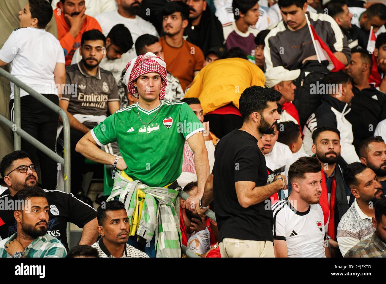 Basra, Irak. November 2024. Irakische Fans beim Fußball-Qualifikationsspiel der FIFA Fussball-Weltmeisterschaft 2026 zwischen Irak und Jordanien im Basra International Stadium. Endergebnis Irak 0-0 Jordanien. (Foto: Ismael Adnan/SOPA Images/SIPA USA) Credit: SIPA USA/Alamy Live News Stockfoto