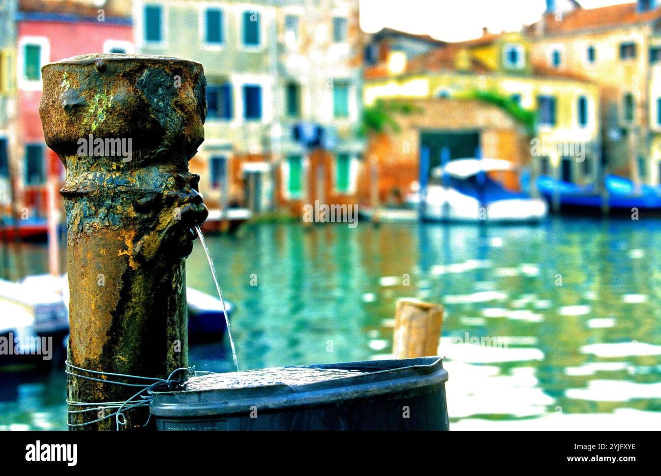 Wasserbrunnen und Wasserkanal, Venedig, Italien Stockfoto