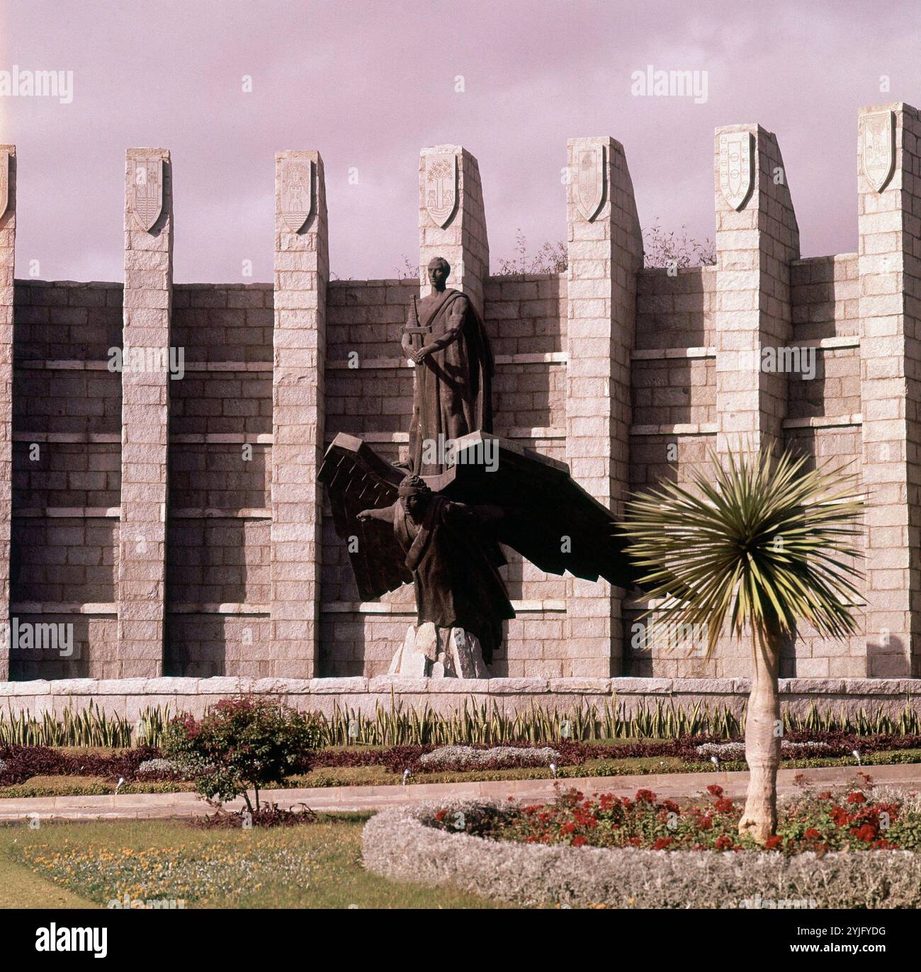 MONUMENTO AL ANGEL CAIDO CONOCIDO COMO EL MONUMENTO A FRANCO - INAUGURADO EN 1966 - FOTO DE LOS AÑOS 60. Autor: Juan de Avalos y Taborda. Lage: AUSSEN. SANTA CRUZ DE TENERIFFA. TENERIFFA. SPANIEN. FRANCISCO FRANCO. Stockfoto