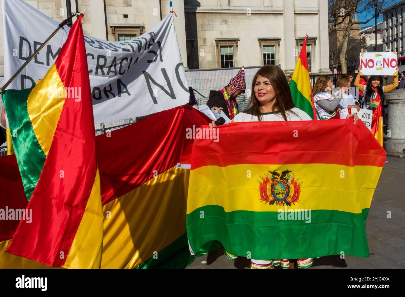 London, Großbritannien. Februar 2018. Bolivianer protestieren auf dem Trafalgar Square gegen Präsident Evo Morales, der eine Berufung des Obersten Gerichtshofs gewann, die ihm eine vierte Amtszeit im Jahr 2019 ermöglichen wird, nachdem ein Referendum am 21. Februar 2016 die Verfassungsänderung abgelehnt hatte. Die Regierung argumentierte, dass sie wegen einer illegalen Verleumdungskampagne gegen Morales, den ersten indigenen Führer des Landes, der seit 2006 im Amt ist, verloren habe, und sagt, er bräuchte mehr Zeit an der Macht, um das Programm seiner Partei der sozialen Reformen zu konsolidieren. Die Demonstranten beschuldigen ihn, Diktator und Verlassener sein zu wollen Stockfoto