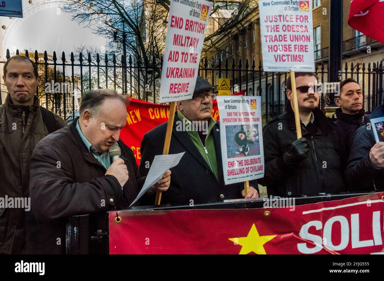 London, Großbritannien. Februar 2018. Aktivisten in der Downing St verurteilen die Lieferung von US-Waffen in Höhe von 350 Millionen US-Dollar an Kiew als Vorbereitung auf einen Krieg gegen die selbsterklärten Donbass-Republiken Donezk und Lugansk, die angeblich "Besatzungsverwaltungen" der Russischen Föderation seien. Die ukrainische Regierung in Kiew hat sich geweigert, das von Deutschland, Russland, der Ukraine und Frankreich ausgehandelte Minsk II-Abkommen von 2015 mit den als Teilnehmer anerkannten Donbass-Republiken umzusetzen. Sie sagen, dass der Maidan-Putsch 2014 eine Woche nach einem Besuch des CIA-Chefs John Brennan in Kiew stattfand und von den USA unterstützt und abgelehnt wurde Stockfoto