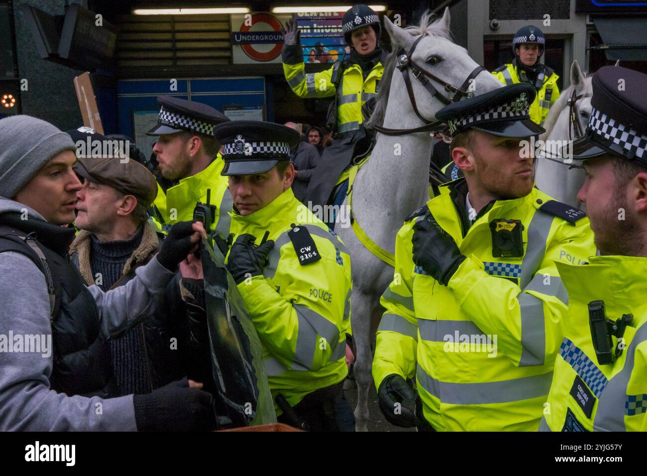 London, Großbritannien. Februar 2018. Die Polizei versucht, die Unterstützer vom März mit den Obdachlosen aufzuhalten - #solidaritynotcharity, Streets Kitchen, Obdacheless Outreach Central und London: Marsch für Obdachlose, während sie in Richtung West End marschieren, um zu protestieren, nachdem raue Schläfer auf den Straßen bei der jüngsten Kälte gestorben sind. Sie sagen, genug ist genug - keine Todesfälle mehr auf unseren Straßen mehr, und dass die Regierung ihrer Pflicht, Sozialwohnungen bereitzustellen und ihre Bürger zu plündern, nicht nachkommt, und dass staatliche Kürzungen bei Sozialleistungen und Geldern für Sozialdienstleistungen Menschen töten, die Arm, behindert oder leiden Stockfoto