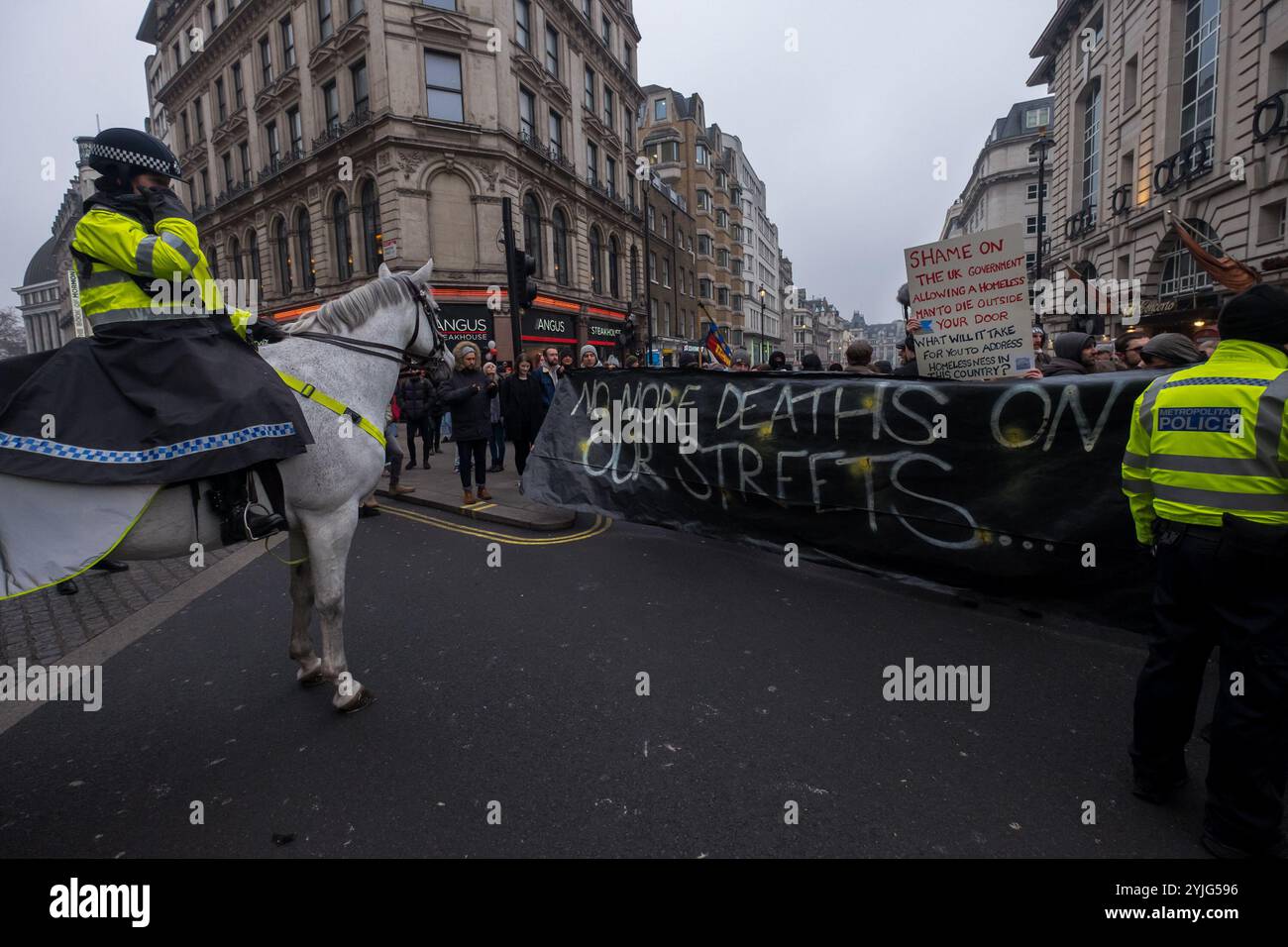 London, Großbritannien. Februar 2018. Die Polizei versucht, die Unterstützer vom März mit den Obdachlosen aufzuhalten - #solidaritynotcharity, Streets Kitchen, Obdacheless Outreach Central und London: Marsch für Obdachlose, während sie in Richtung West End marschieren, um zu protestieren, nachdem raue Schläfer auf den Straßen bei der jüngsten Kälte gestorben sind. Sie sagen, genug ist genug - keine Todesfälle mehr auf unseren Straßen mehr, und dass die Regierung ihrer Pflicht, Sozialwohnungen bereitzustellen und ihre Bürger zu plündern, nicht nachkommt, und dass staatliche Kürzungen bei Sozialleistungen und Geldern für Sozialdienstleistungen Menschen töten, die Arm, behindert oder leiden Stockfoto