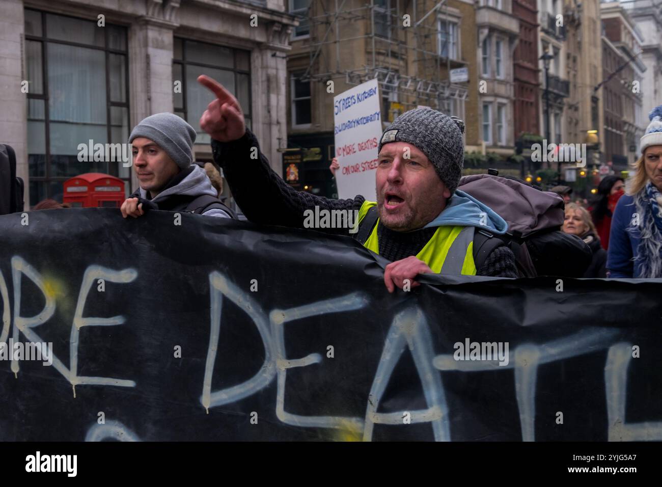 London, Großbritannien. Februar 2018. Anhänger von März mit Obdachlosen - #solidaritynotcharity, Streets Kitchen, Obdacheless Outreach Central und London: marschieren sie für die Obdachlosen nach Whitehall, nachdem raue Schläfer in den Straßen Londons in der jüngsten Kälte gestorben sind, um zu sagen, genug ist genug - keine Toten mehr auf unseren Straßen. Sie sagen, dass die Regierung ihrer Pflicht nicht nachkommt, Sozialwohnungen bereitzustellen und ihren Bürgern Nachteile zu verschaffen, und dass staatliche Kürzungen bei Sozialleistungen und Geldern für Sozialdienstleistungen Menschen töten, die Arm, behindert oder an psychischen Erkrankungen leiden. Nach blo Stockfoto
