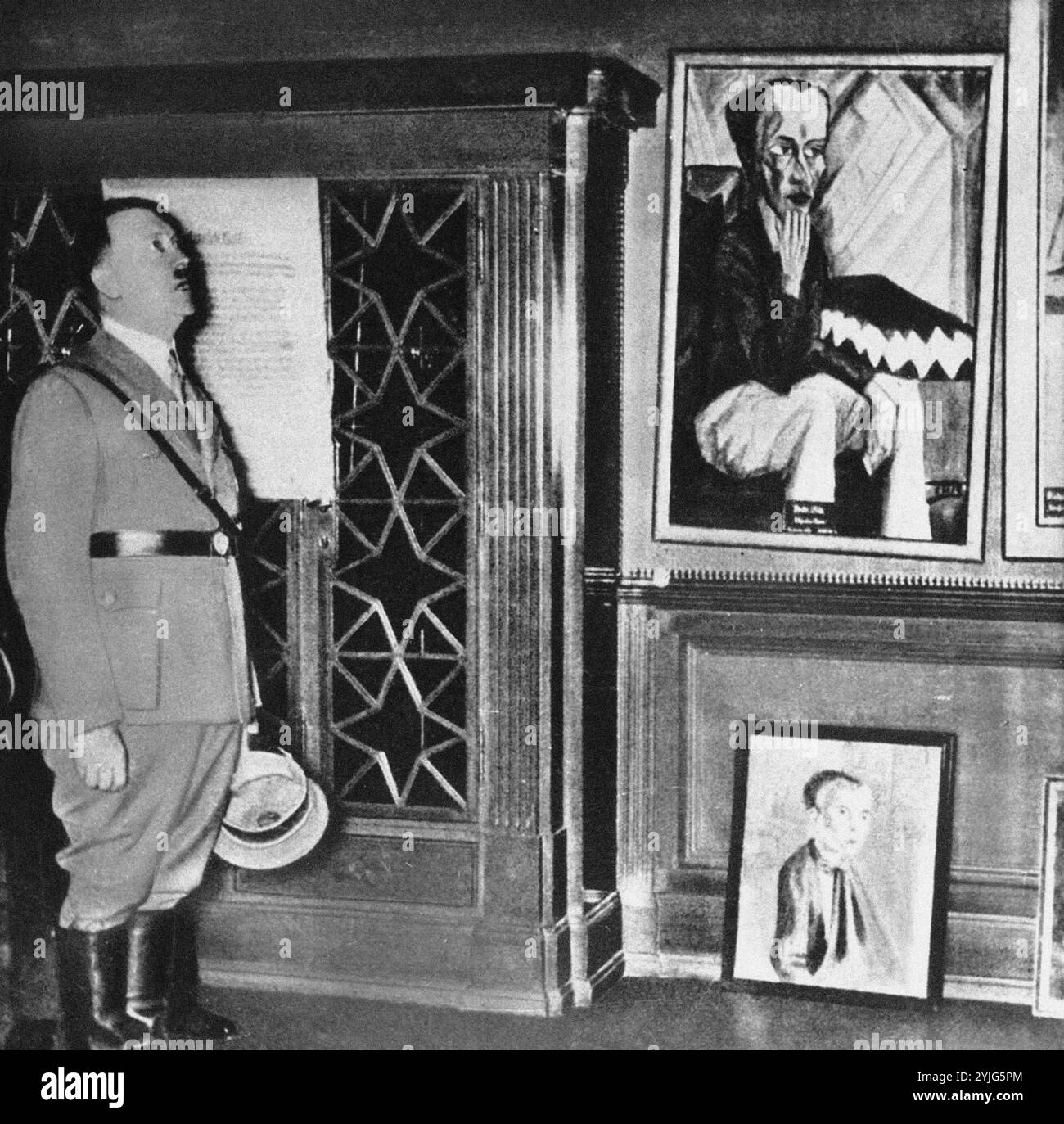Adolf Hitler besucht die Dresdner Ausstellung 'Entartete Kunst' im Jahr 1935. Museum: private Sammlung. Autor: anonym. Stockfoto
