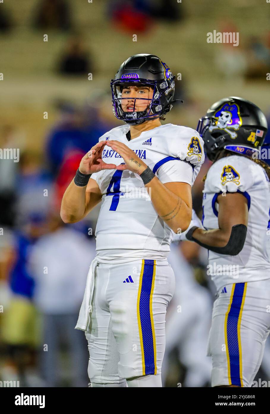 14. November 2024: Der Quarterback der East Carolina Pirates Katin Houser (4) signalisiert ein Spiel in der zweiten Hälfte des NCAA Football-Spiels zwischen der East Carolina University und der University of Tulsa im H.A. Chapman Stadium in Tulsa, OK. Ron Lane/CSM Stockfoto