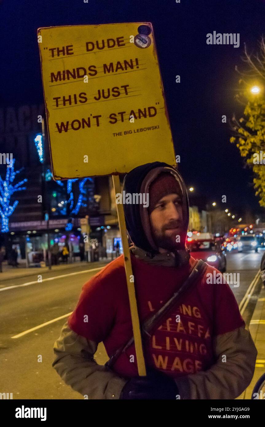 London, Großbritannien. Dezember 2017. Bei der Solidaritätsdemonstration vor Hackney Picturehouse, einem von fünf Londoner Kinos, in denen die Arbeiter erneut zur Unterstützung ihres langjährigen Kampfes um den Londoner Lebenslohn streikten, wurde ein Arbeiter mit einem Filmzitat bei der Eröffnung des Films "Star Wars" "Last of the Jedi" gezeigt. Die Streikenden sind Mitglieder der BECTU-gewerkschaft und kämpfen ebenso wie ein Lebenslohn dafür, dass ihre gewerkschaft von Picturehouse anerkannt wird, das Teil des multinationalen Unternehmens Cineworld ist. Zu den Hackney Picturehouse-Streikenden gesellten sich diejenigen aus den anderen Kinos, Stockfoto