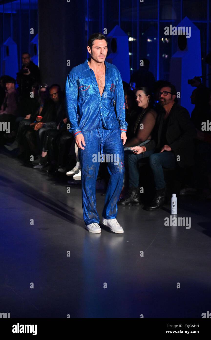 Hollywood CA USA – 13. November 2024: Joey Zauzig besucht die Blue Jacket Fashion Show Los Angeles. Stockfoto