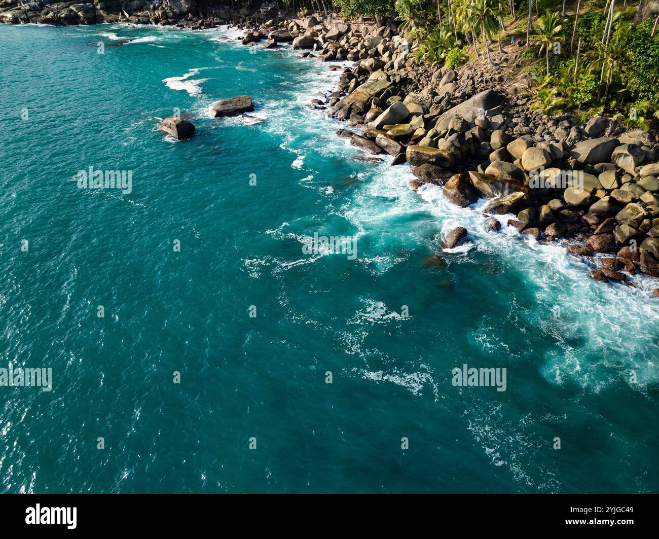 Erstaunliche Wellen, die auf Felsen krachen, wunderschönes Meer im Sommer Meereslandschaft Hintergrund, Natur Meer Strand Wellen Hintergrund Stockfoto