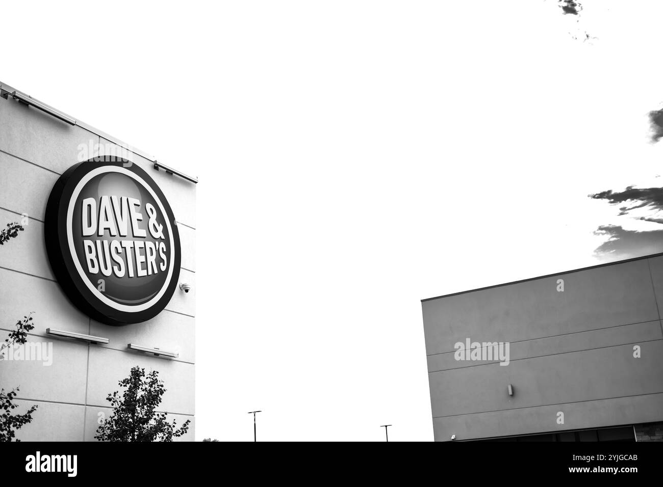 Sioux Falls, South Dakota, USA - 6,8.2024: Vorderschild Eingang zu Dave and Busters. Stockfoto