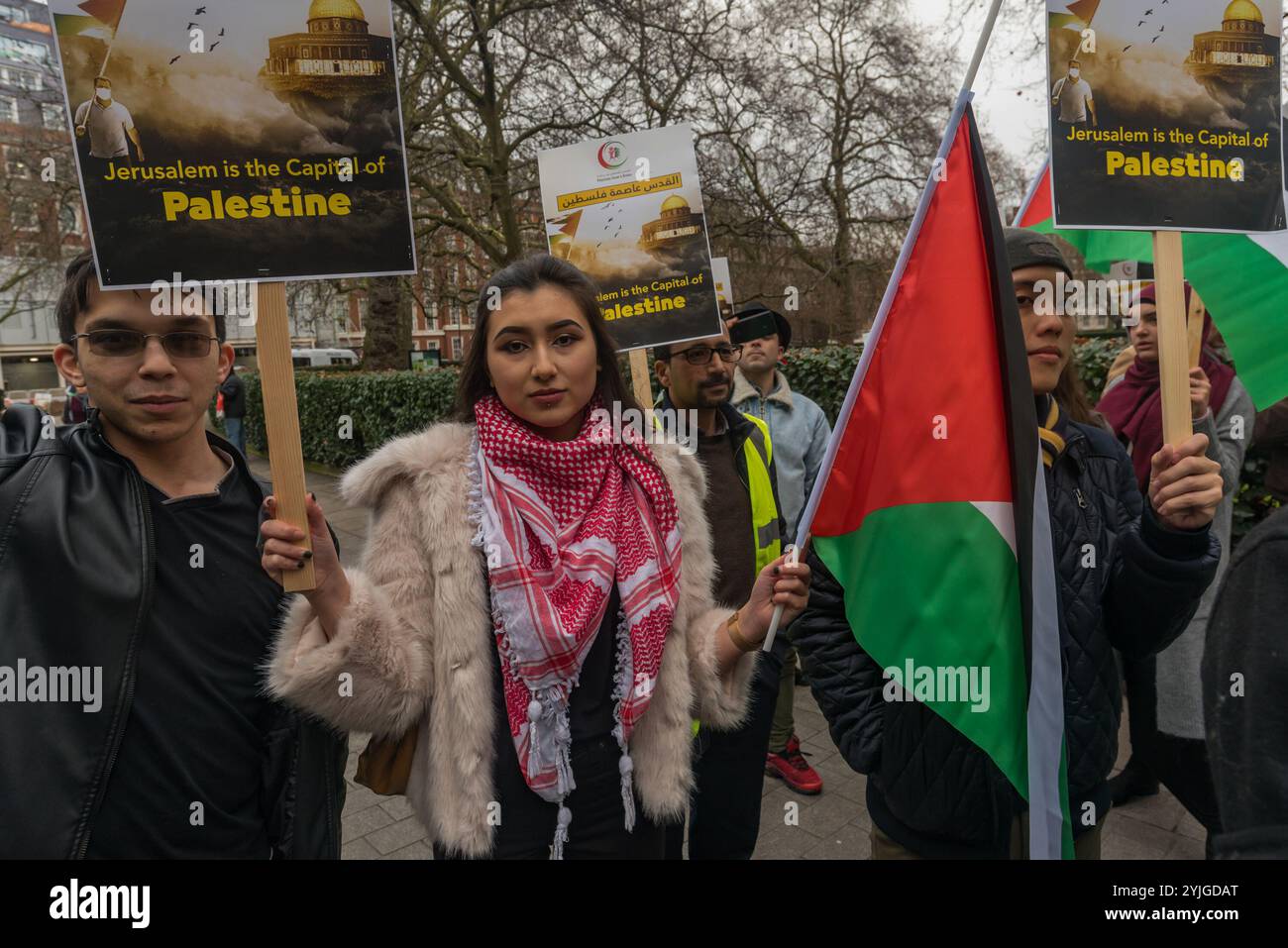 London, Großbritannien. Dezember 2017. Ein Sprecher des Palästinensischen Forums in Großbritannien bei dem Protest vor der US-Botschaft nach der Ankündigung von US-Präsident Trump, dass die US-Botschaft in Israel nach Jerusalem ziehen wird. Viele halten palästinensische Flaggen und Plakate mit der englischen und arabischen Botschaft „Jerusalem ist die Hauptstadt Palästinas“. Die Redner verurteilen Trump, weil er die Botschaft verlegt hat, und rufen zu Frieden und Freiheit für Palästina auf. Die verurteilte auch die Zunahme der Hassverbrechen nach Trumps Ankündigungen und die brutale Unterdrückung der Proteste in Palästina, einschließlich der Erschießung von Friedensmissionen Stockfoto